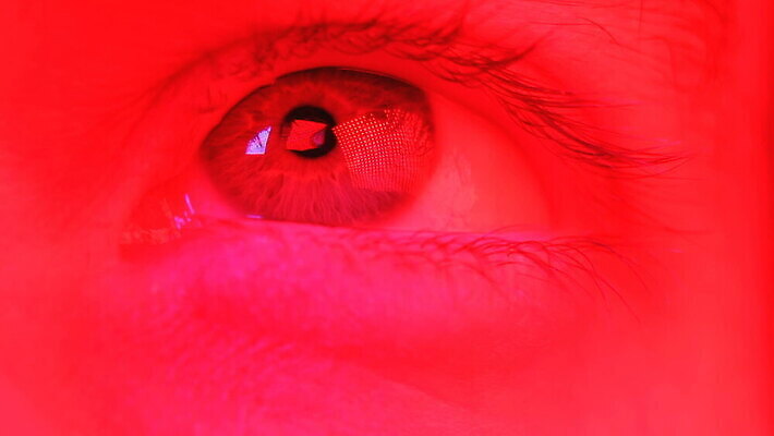 백인 1 학생 응시 남자 감정 얼굴 스트레스 한명 사람 성인 옆모습 빨간색 어둠 놀람 표현 닫기 무서움 고민 흥분 공포 충격 반응 심각 위기 재앙 호러 혼란 MOV 해외동영상 클립영상 서양인 시선 뷰포인트 컬러 컨셉 모션 표정 신체부위 동영상 파일형식