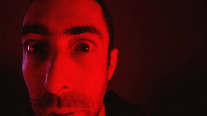 백인 남자 감정 얼굴 스트레스 한명 사람 성인 빨간색 머리 어둠 놀람 외침 표현 오픈 입 닫기 무서움 고민 흥분 공포 충격 반응 비명 위기 재앙 호러 MOV 해외동영상 클립영상 서양인 1 컬러 모션 표정 신체부위 소리 동영상 파일형식