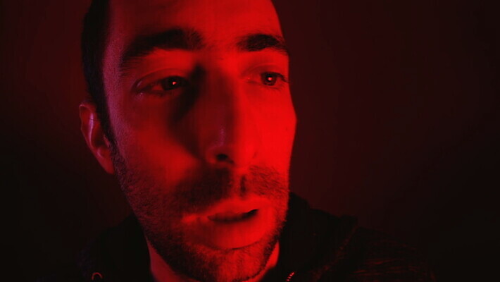 백인 1 응시 남자 감정 얼굴 수염 스트레스 한명 사람 성인 빨간색 어둠 슬픔 표현 실패 좌절 닫기 호흡 고민 걱정 문제 후회 긴장 심각 압력 우울감 우울증 트러블 MOV 해외동영상 클립영상 서양인 시선 컬러 컨셉 모션 신체부위 질병 동영상 파일형식