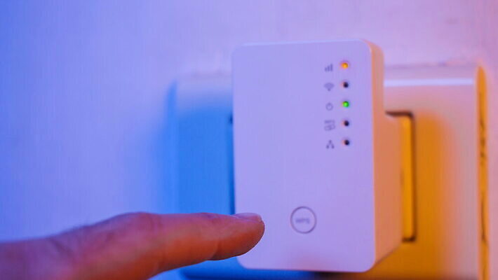 남자 인터넷 통신 손가락 사람 초록색 빛 자료 네트워크 고리 닫기 콘센트 전기에너지 지시 연결 접속 무선전화기 속도 신호 와이파이 언론 온라인 모뎀 방화벽 서버 네트워킹 4K 깜빡이다 MOV 해외동영상 클립영상 손 컬러 모션 에너지 전화기 무선인터넷 동영상 파일형식