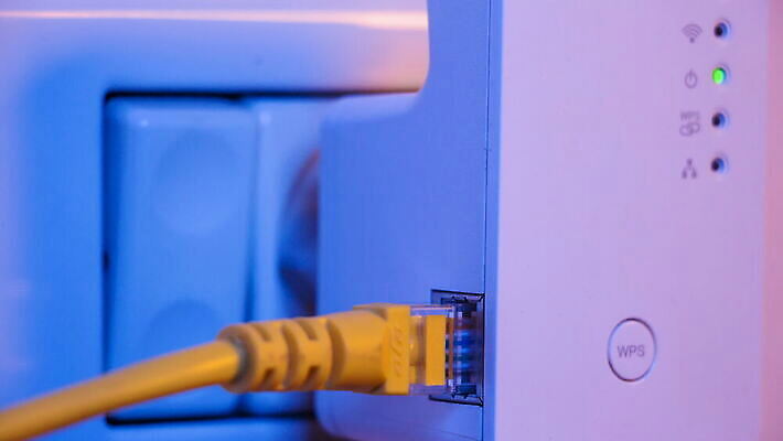 인터넷 통신 사람없음 초록색 빛 컴퓨터 디지털 자료 장비 네트워크 고리 닫기 콘센트 전기에너지 지시 연결 접속 무선전화기 속도 신호 와이파이 온라인 랜 모뎀 서버 네트워킹 주도 4K 깜빡이다 MOV 해외동영상 클립영상 컬러 모션 전자제품 에너지 예절 전화기 무선인터넷 동영상 파일형식