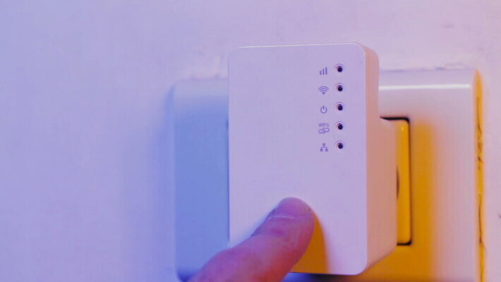 백인 손 남자 선 벽 인터넷 통신 손가락 주택 안테나 사람 사무실 자료 장비 네트워크 닫기 콘센트 연결 접속 무선전화기 오브젝트 신호 와이파이 전자 언론 랜 모뎀 방화벽 MOV 해외동영상 클립영상 서양인 비즈니스 모션 건물 신체부위 전화기 무선인터넷 동영상 파일형식