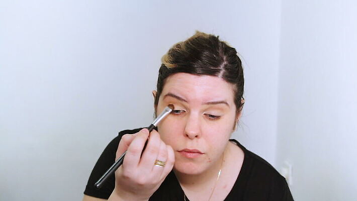 백인 모델 직업 응시 여자 얼굴 백그라운드 한명 사람 성인 뷰티 유행 카메라 화장품 거울 흰색 붓 화려 우아함 가루 눈썹 속눈썹 볼터치 피부 입술 마스카라 윤곽 예술가 아이섀도 내추럴 넣기 방법 아이라이너 연지 스타일 신청 MOV 해외동영상 클립영상 서양인 1 시선 컬러 컨셉 모션 신체부위 전자제품 화장 동영상 파일형식