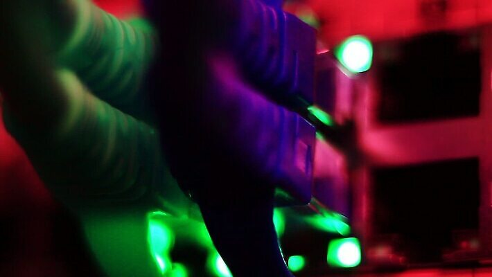 선 컨셉 인터넷 비즈니스 통신 부분 기술 사람없음 파란색 컴퓨터 디지털 자료 장비 정보 그물 네트워크 센터 플러그 전기에너지 연결 접속 속도 전자 철사 시스템 포트 스위치 랜 서버 신발장 인터페이스 네트워킹 MOV 해외동영상 클립영상 컬러 전자제품 에너지 동영상 파일형식