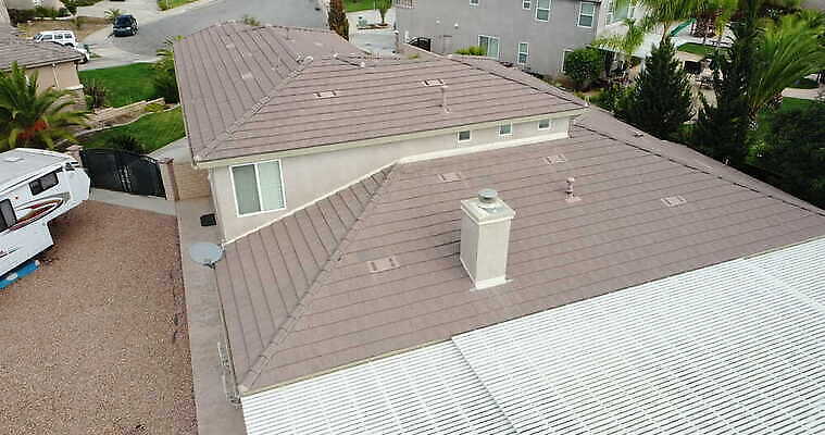 산업 하늘 지붕 부동산 주택 안테나 한명 야외 건물 땅 타일 기중기 항공촬영 대패 드론 측량사 4K MOV 해외동영상 클립영상 직업 1 건축물 뷰포인트 통신 사람 중장비 재산 동영상 파일형식