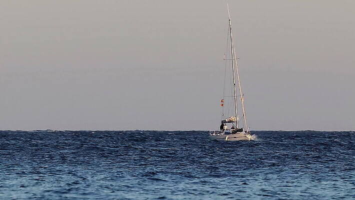 스포츠 파도 바다 여행 요트 교통시설 하늘 바람 휴가 휴식 항해 사람 사람없음 물 파란색 여행객 맑음 흰색 보트 스페인 고급 크루즈 지중해 함선 네비게이션 레가타 풍요 수평선 MOV 해외동영상 클립영상 자연요소 유럽 컬러 교통 컨셉 배_교통 날씨 시설 동영상 파일형식