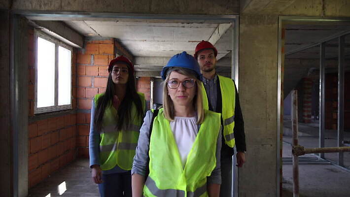 백인 직업 모자 산업 얼굴 비즈니스 공장 성공 노동자 직장 안전 사람 성인 내부 건물 세명 노란색 장비 조끼 업무 작업 자신감 그룹 엔지니어 보호 안전모 헬멧 건축가 땅 아래 시설 형광등 감독관 공학 건축업자 투자자 프로젝트 4K MOV 해외동영상 클립영상 서양인 건축물 잡화 교육 건축 감정 컬러 컨셉 회사 공업 전등 신체부위 외투 기술자 안전장비 보호장비 방향 투자 위치 동영상 파일형식