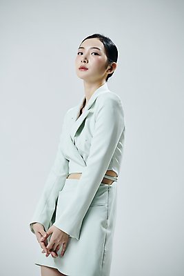 포토 JPG 스튜디오촬영 응시 여자 포즈 실내 무표정 한명 상반신 20대 성인 옆모습 뷰티 한국인 깍지 흰배경 의료성형뷰티 성인여자한명만 국내포토 1 시선 감정 뷰포인트 백그라운드 표정 사람 동양인 손짓 청년 내부 흰색 여자한명만 성인여자만 파일형식