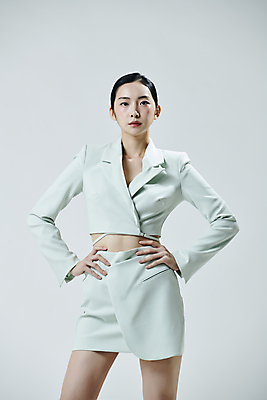 포토 JPG 스튜디오촬영 여자 허리손 실내 무표정 한명 상반신 20대 성인 앞모습 뷰티 한국인 흰배경 의료성형뷰티 성인여자한명만 국내포토 1 감정 뷰포인트 포즈 백그라운드 표정 사람 동양인 청년 내부 흰색 여자한명만 성인여자만 파일형식