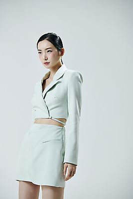 포토 JPG 스튜디오촬영 응시 여자 포즈 실내 무표정 한명 상반신 20대 성인 옆모습 뷰티 한국인 흰배경 의료성형뷰티 성인여자한명만 국내포토 1 시선 감정 뷰포인트 백그라운드 표정 사람 동양인 청년 내부 흰색 여자한명만 성인여자만 파일형식