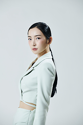 포토 JPG 스튜디오촬영 응시 여자 실내 무표정 한명 상반신 20대 성인 옆모습 뷰티 한국인 뒤돌아보기 흰배경 의료성형뷰티 성인여자한명만 국내포토 1 시선 감정 뷰포인트 백그라운드 모션 표정 사람 동양인 청년 내부 흰색 여자한명만 성인여자만 파일형식