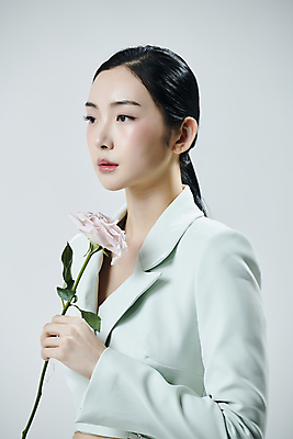 포토 JPG 스튜디오촬영 여자 꽃 실내 무표정 한명 들기 상반신 20대 성인 옆모습 뷰티 한국인 흰배경 의료성형뷰티 성인여자한명만 국내포토 식물 1 감정 뷰포인트 백그라운드 모션 표정 사람 동양인 청년 내부 흰색 여자한명만 성인여자만 파일형식