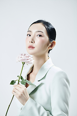 포토 JPG 스튜디오촬영 응시 여자 꽃 실내 무표정 한명 들기 상반신 20대 성인 옆모습 뷰티 한국인 흰배경 의료성형뷰티 성인여자한명만 국내포토 식물 1 시선 감정 뷰포인트 백그라운드 모션 표정 사람 동양인 청년 내부 흰색 여자한명만 성인여자만 파일형식