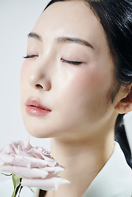 포토 JPG 스튜디오촬영 여자 꽃 얼굴 실내 무표정 한명 근접촬영 상반신 20대 성인 옆모습 뷰티 눈감음 한국인 흰배경 의료성형뷰티 성인여자한명만 국내포토 식물 1 감정 뷰포인트 백그라운드 모션 표정 사람 동양인 청년 내부 신체부위 흰색 여자한명만 성인여자만 파일형식