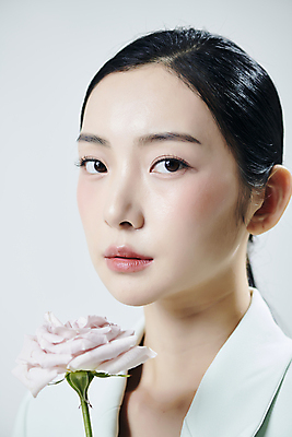 포토 JPG 스튜디오촬영 응시 여자 꽃 실내 무표정 한명 근접촬영 상반신 20대 성인 옆모습 뷰티 한국인 흰배경 의료성형뷰티 성인여자한명만 국내포토 식물 1 시선 감정 뷰포인트 백그라운드 표정 사람 동양인 청년 내부 흰색 여자한명만 성인여자만 파일형식