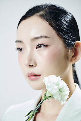 포토 JPG 스튜디오촬영 여자 꽃 얼굴 실내 무표정 한명 근접촬영 상반신 20대 성인 옆모습 뷰티 한국인 흰배경 의료성형뷰티 성인여자한명만 국내포토 식물 1 감정 뷰포인트 백그라운드 표정 사람 동양인 청년 내부 신체부위 흰색 여자한명만 성인여자만 파일형식