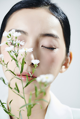 포토 JPG 스튜디오촬영 여자 꽃 얼굴 실내 한명 근접촬영 상반신 20대 성인 앞모습 뷰티 눈감음 한국인 소프트포커스 흰배경 의료성형뷰티 성인여자한명만 국내포토 식물 1 뷰포인트 백그라운드 모션 촬영기법 사람 동양인 청년 내부 신체부위 흰색 여자한명만 성인여자만 파일형식