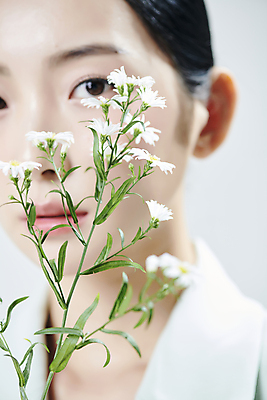 포토 JPG 스튜디오촬영 여자 꽃 얼굴 실내 무표정 한명 근접촬영 상반신 20대 성인 앞모습 아웃포커스 뷰티 한국인 소프트포커스 흰배경 의료성형뷰티 성인여자한명만 국내포토 식물 1 감정 뷰포인트 백그라운드 촬영기법 표정 사람 동양인 청년 내부 신체부위 흰색 여자한명만 성인여자만 파일형식