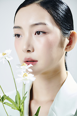 포토 JPG 스튜디오촬영 여자 꽃 얼굴 실내 무표정 한명 근접촬영 상반신 20대 성인 옆모습 뷰티 한국인 흰배경 의료성형뷰티 성인여자한명만 국내포토 식물 1 감정 뷰포인트 백그라운드 표정 사람 동양인 청년 내부 신체부위 흰색 여자한명만 성인여자만 파일형식
