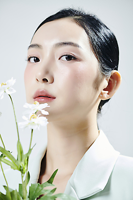포토 JPG 스튜디오촬영 응시 여자 꽃 얼굴 실내 무표정 한명 근접촬영 상반신 20대 성인 옆모습 뷰티 한국인 흰배경 의료성형뷰티 성인여자한명만 국내포토 식물 1 시선 감정 뷰포인트 백그라운드 표정 사람 동양인 청년 내부 신체부위 흰색 여자한명만 성인여자만 파일형식