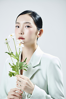 포토 JPG 스튜디오촬영 응시 여자 꽃 실내 무표정 한명 들기 상반신 20대 성인 옆모습 뷰티 한국인 흰배경 의료성형뷰티 성인여자한명만 국내포토 식물 1 시선 감정 뷰포인트 백그라운드 모션 표정 사람 동양인 청년 내부 흰색 여자한명만 성인여자만 파일형식