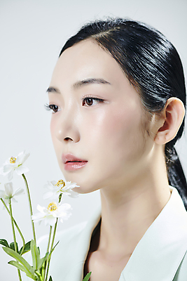 포토 JPG 스튜디오촬영 응시 여자 꽃 얼굴 실내 무표정 한명 상반신 20대 성인 옆모습 뷰티 한국인 흰배경 의료성형뷰티 성인여자한명만 국내포토 식물 1 시선 감정 뷰포인트 백그라운드 표정 사람 동양인 청년 내부 신체부위 흰색 여자한명만 성인여자만 파일형식