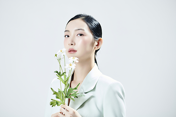포토 JPG 스튜디오촬영 응시 여자 꽃 실내 무표정 한명 들기 상반신 20대 성인 옆모습 뷰티 한국인 흰배경 의료성형뷰티 성인여자한명만 국내포토 식물 1 시선 감정 뷰포인트 백그라운드 모션 표정 사람 동양인 청년 내부 흰색 여자한명만 성인여자만 파일형식