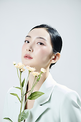 포토 JPG 스튜디오촬영 응시 여자 꽃 실내 무표정 한명 상반신 20대 성인 옆모습 뷰티 한국인 흰배경 의료성형뷰티 성인여자한명만 국내포토 식물 1 시선 감정 뷰포인트 백그라운드 표정 사람 동양인 청년 내부 흰색 여자한명만 성인여자만 파일형식