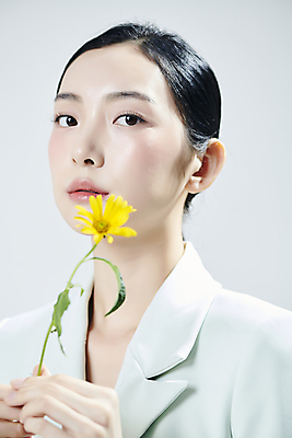 포토 JPG 스튜디오촬영 응시 여자 꽃 실내 무표정 한명 들기 상반신 20대 성인 옆모습 뷰티 한국인 흰배경 의료성형뷰티 성인여자한명만 국내포토 식물 1 시선 감정 뷰포인트 백그라운드 모션 표정 사람 동양인 청년 내부 흰색 여자한명만 성인여자만 파일형식