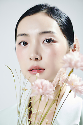 포토 JPG 스튜디오촬영 응시 여자 꽃 얼굴 실내 무표정 한명 근접촬영 상반신 20대 성인 앞모습 뷰티 한국인 소프트포커스 흰배경 의료성형뷰티 성인여자한명만 국내포토 식물 1 시선 감정 뷰포인트 백그라운드 촬영기법 표정 사람 동양인 청년 내부 신체부위 흰색 여자한명만 성인여자만 파일형식