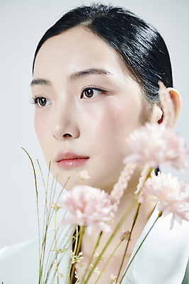 포토 JPG 스튜디오촬영 여자 꽃 얼굴 실내 무표정 한명 근접촬영 상반신 20대 성인 옆모습 뷰티 한국인 소프트포커스 흰배경 의료성형뷰티 성인여자한명만 국내포토 식물 1 감정 뷰포인트 백그라운드 촬영기법 표정 사람 동양인 청년 내부 신체부위 흰색 여자한명만 성인여자만 파일형식