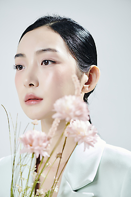 포토 JPG 스튜디오촬영 여자 꽃 얼굴 실내 무표정 한명 근접촬영 상반신 20대 성인 옆모습 뷰티 한국인 소프트포커스 흰배경 의료성형뷰티 성인여자한명만 국내포토 식물 1 감정 뷰포인트 백그라운드 촬영기법 표정 사람 동양인 청년 내부 신체부위 흰색 여자한명만 성인여자만 파일형식