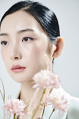 포토 JPG 스튜디오촬영 여자 꽃 얼굴 실내 무표정 한명 근접촬영 상반신 20대 성인 옆모습 뷰티 한국인 소프트포커스 흰배경 의료성형뷰티 성인여자한명만 국내포토 식물 1 감정 뷰포인트 백그라운드 촬영기법 표정 사람 동양인 청년 내부 신체부위 흰색 여자한명만 성인여자만 파일형식