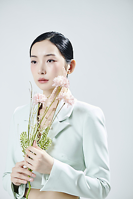 포토 JPG 스튜디오촬영 응시 여자 꽃 실내 무표정 한명 들기 상반신 20대 성인 옆모습 뷰티 한국인 흰배경 의료성형뷰티 성인여자한명만 국내포토 식물 1 시선 감정 뷰포인트 백그라운드 모션 표정 사람 동양인 청년 내부 흰색 여자한명만 성인여자만 파일형식