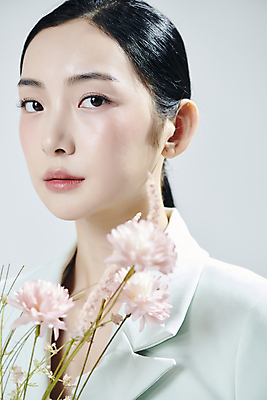 포토 JPG 스튜디오촬영 응시 여자 꽃 실내 무표정 한명 상반신 20대 성인 옆모습 뷰티 한국인 소프트포커스 흰배경 의료성형뷰티 성인여자한명만 국내포토 식물 1 시선 감정 뷰포인트 백그라운드 촬영기법 표정 사람 동양인 청년 내부 흰색 여자한명만 성인여자만 파일형식