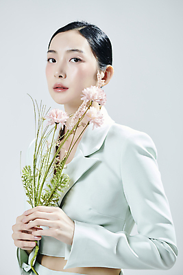 포토 JPG 스튜디오촬영 응시 여자 꽃 실내 무표정 한명 들기 근접촬영 상반신 20대 성인 옆모습 뷰티 한국인 흰배경 의료성형뷰티 성인여자한명만 국내포토 식물 1 시선 감정 뷰포인트 백그라운드 모션 표정 사람 동양인 청년 내부 흰색 여자한명만 성인여자만 파일형식