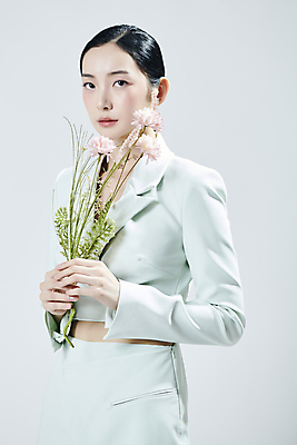 포토 JPG 스튜디오촬영 응시 여자 꽃 실내 무표정 한명 들기 상반신 20대 성인 옆모습 뷰티 한국인 흰배경 의료성형뷰티 성인여자한명만 국내포토 식물 1 시선 감정 뷰포인트 백그라운드 모션 표정 사람 동양인 청년 내부 흰색 여자한명만 성인여자만 파일형식