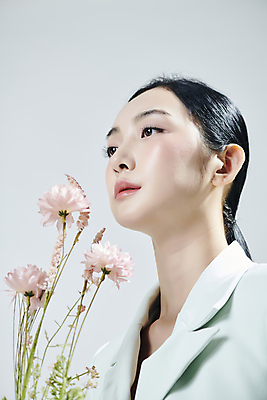 포토 JPG 스튜디오촬영 응시 여자 꽃 실내 무표정 한명 상반신 20대 성인 옆모습 뷰티 한국인 흰배경 의료성형뷰티 성인여자한명만 국내포토 식물 1 시선 감정 뷰포인트 백그라운드 표정 사람 동양인 청년 내부 흰색 여자한명만 성인여자만 파일형식