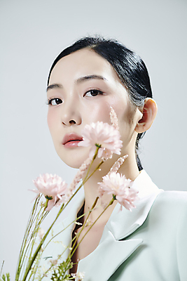 포토 JPG 스튜디오촬영 응시 여자 꽃 실내 무표정 한명 상반신 20대 성인 옆모습 뷰티 한국인 흰배경 의료성형뷰티 성인여자한명만 국내포토 식물 1 시선 감정 뷰포인트 백그라운드 표정 사람 동양인 청년 내부 흰색 여자한명만 성인여자만 파일형식