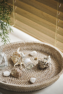 포토 JPG 라이프스타일 백그라운드 사람없음 바구니 화장품 돌_바위 블라인드 고급 소라 향수 오브젝트 감성 향수병 국내포토 컨셉 어패류 생활 뷰티 커튼 병_담는 파일형식