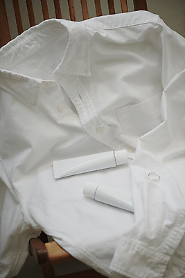 포토 JPG 라이프스타일 백그라운드 셔츠 의자 사람없음 화장품 반지 향수 오브젝트 감성 튜브용기 핸드크림 고체향수 국내포토 가구 컨셉 상의 장신구 생활 뷰티 용기_그릇 파일형식