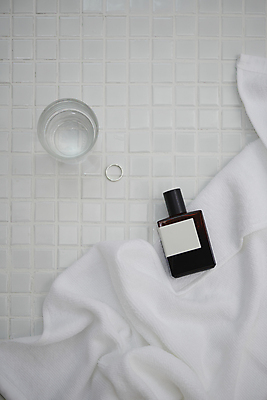 포토 JPG 라이프스타일 백그라운드 잔 사람없음 화장품 흰색 반지 고급 물컵 향수 오브젝트 흰배경 감성 향수병 국내포토 식기 컬러 컨셉 장신구 생활 컵 뷰티 병_담는 파일형식