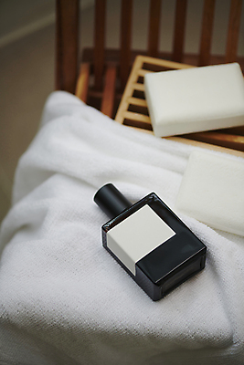 포토 JPG 라이프스타일 백그라운드 의자 사람없음 수건 화장품 고급 향수 오브젝트 비누 감성 향수병 국내포토 가구 컨셉 생활 위생용품 뷰티 병_담는 파일형식