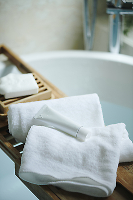 포토 JPG 라이프스타일 백그라운드 사람없음 아웃포커스 수건 화장품 고급 향수 오브젝트 비누 감성 튜브용기 국내포토 컨셉 촬영기법 생활 위생용품 뷰티 용기_그릇 파일형식