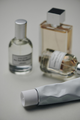 포토 JPG 스튜디오촬영 라이프스타일 백그라운드 회색배경 종류 사람없음 화장품 다양 고급 향수 오브젝트 감성 튜브용기 핸드크림 향수병 고체향수 국내포토 다수 컨셉 실내 생활 뷰티 회색 용기_그릇 병_담는 파일형식