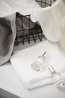 포토 JPG 라이프스타일 백그라운드 사람없음 수건 화장품 직물 고급 향수 오브젝트 감성 향수병 면소재 국내포토 컨셉 생활 위생용품 뷰티 소재 병_담는 파일형식