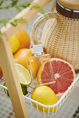 포토 JPG 라이프스타일 백그라운드 과일 주전자 사람없음 화장품 고급 소프트포커스 레몬 자몽 향수 오브젝트 담기 라임 감성 향수병 국내포토 컨셉 모션 주방용품 촬영기법 생활 뷰티 병_담는 파일형식