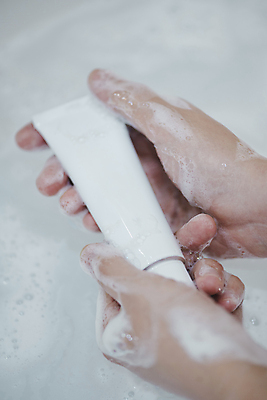 포토 JPG 라이프스타일 손 백그라운드 들기 사람없음 신체부위 화장품 고급 향수 오브젝트 감성 비누거품 튜브용기 핸드크림 손세정제 국내포토 컨셉 모션 사람 생활 뷰티 거품 용기_그릇 세정제 파일형식