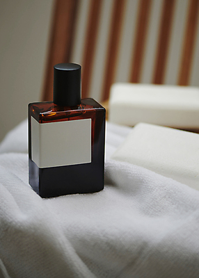 포토 JPG 라이프스타일 백그라운드 의자 사람없음 아웃포커스 수건 화장품 고급 향수 오브젝트 비누 감성 향수병 국내포토 가구 컨셉 촬영기법 생활 위생용품 뷰티 병_담는 파일형식