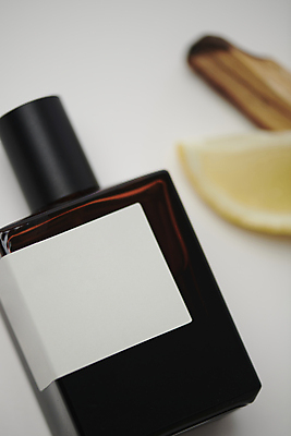 포토 JPG 스튜디오촬영 라이프스타일 백그라운드 회색배경 근접촬영 사람없음 아웃포커스 화장품 고급 레몬 향수 오브젝트 감성 나무조각 향수병 국내포토 뷰포인트 컨셉 과일 촬영기법 실내 생활 목재 뷰티 회색 병_담는 파일형식
